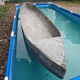 Na zdjęciu kajak z betonu podczas próby wodowania