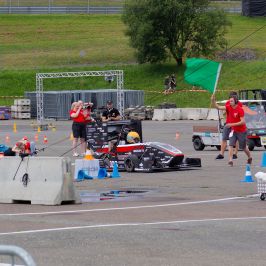 Na zdjęciu bolid w trakcie wykonywania zadań
