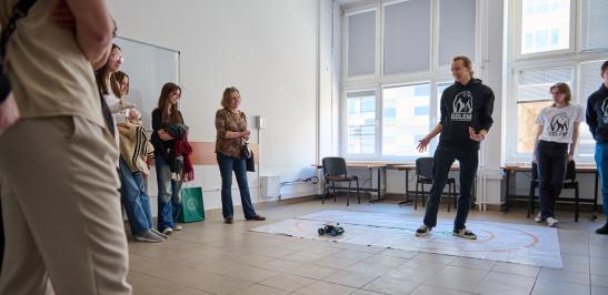 Na zdjęciu uczestnicy spotkania z cyklu #zawszeciekawi