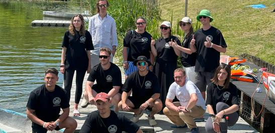 Na zdjęciu drużyna WILBołtki z Dziekanem Wydziału Inżynierii Lądowej prof. Andrzejem Garbaczem