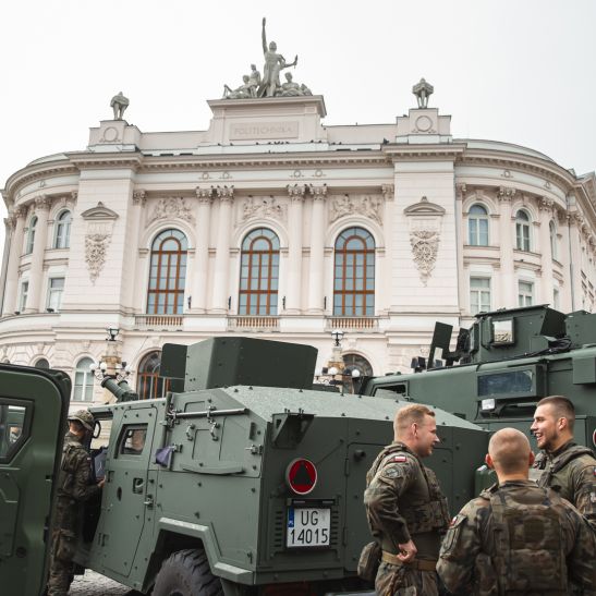 Na zdjęciu sprzęt wojskowy na placu przed Gmachem Głównym PW