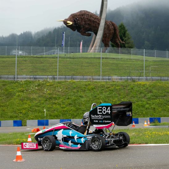 Na zdjęciu bolid na torze