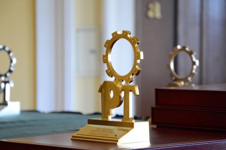 Zdjęcie statuetki w plebiscycie Złoty Inżynier