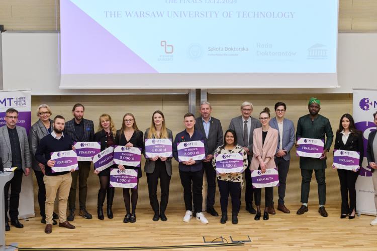 Na zdjęciu dziesięcioro finalistów konkursu 3MT na Politechnice Warszawskiej, jurorzy oraz prowadzący. Wszyscy stoją na scenie