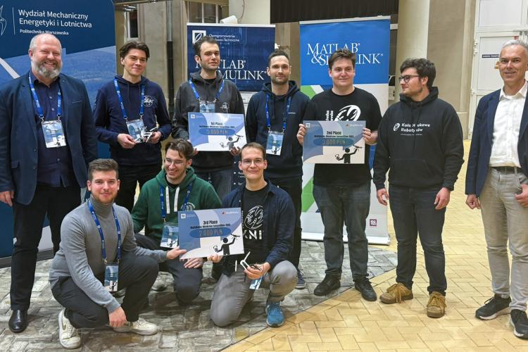 Na zdjęciu zespoły z Politechniki Warszawskiej nagrodzone w konkursie MathWorks Minidrone Competition 2025