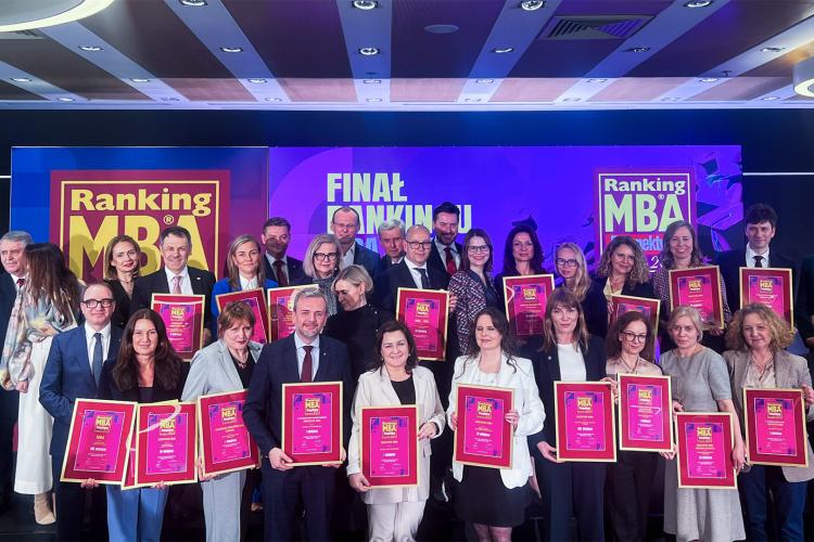 Na zdjęciu grupa osób - przedstawiciele uczelni, które prowadzą najlepsze studia MBA w Polsce