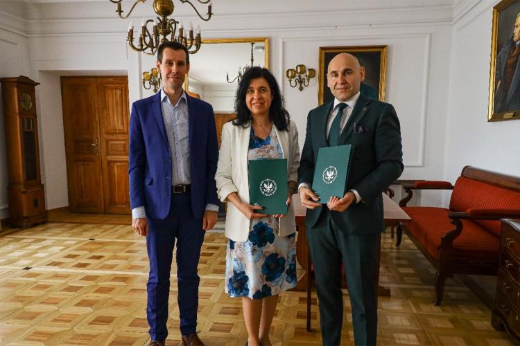 Na zdjęciu dr hab. Marcin Ratajczak, prof. SGGW, Dziekan Wydziału Ekonomicznego, prof. dr hab. inż. Agnieszka Bitkowska, Dziekan Wydziału Zarządzania, prof. dr hab. Marcin Gołębiewski, Prorektor ds. rozwoju SGGW 