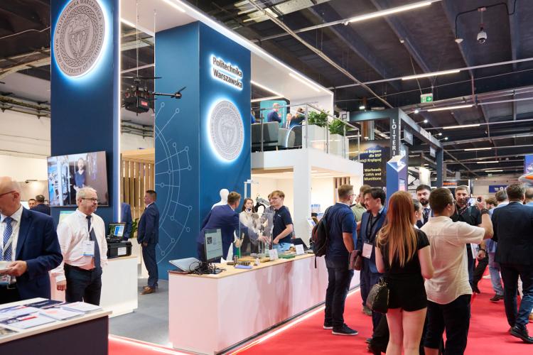 Na zdjęciu stanowisko Politechniki Warszawskiej podczas targów MSPO 2025