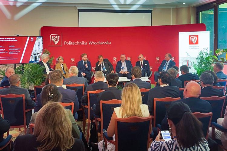 Na zdjęciu uczestnicy panelu „Rola uczelni w rozwoju AI dla strategicznych potrzeb państwa” podczas Forum Ekonomicznego w Karpaczu