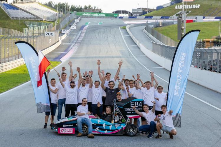 Zespół Proton Dynamic ze swoim bolidem na torze wyścigowym w Austrii