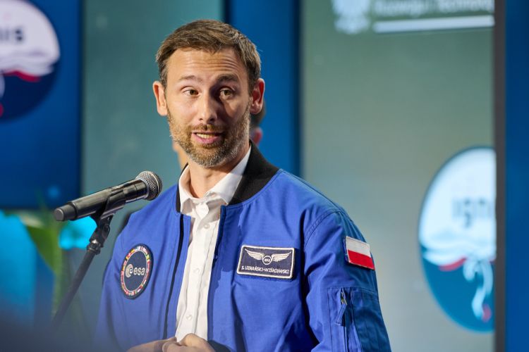 Na zdjęciu Sławosz Uznański-Wiśniewski podczas konferencji prasowej zapowiadającej trasę "Polska sięga gwiazd"