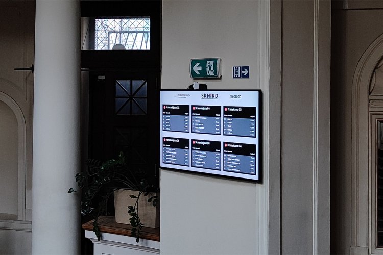 Ekran na Wydziale Transportu PW z rozkładem jazdy tramwajów 