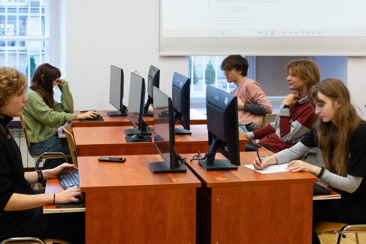 Na zdjęciu studenci geoinformatyki przy komputerach