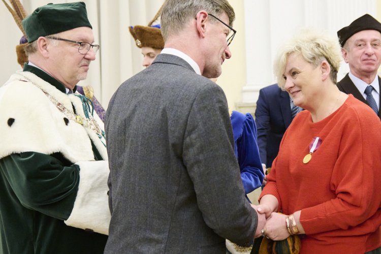 Zdjęcie przedstawia wręczenie odznaczeń państwowych i odznak zasłużonych dla Politechniki Warszawskiej 