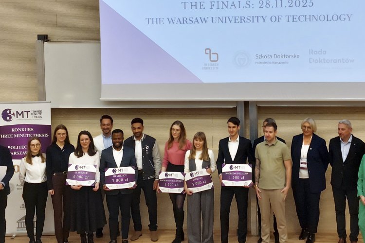 Pamiątkowe zdjęcie laureatów i jurorów