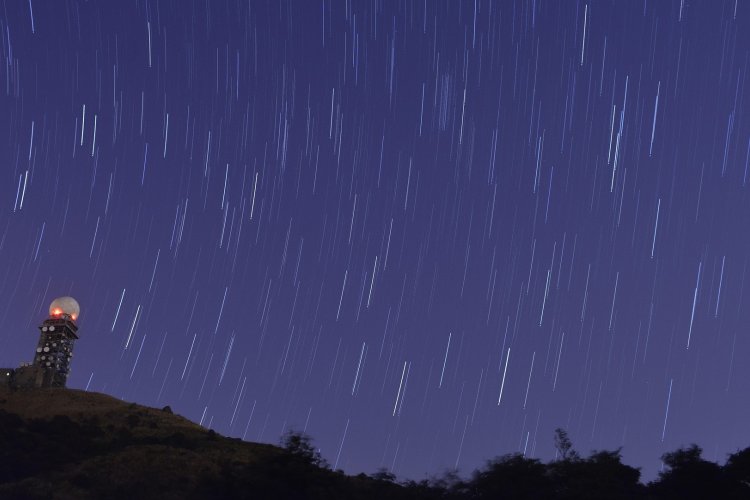 Na zdjęciu fioletowo-granatowe niebo z gwiazdami