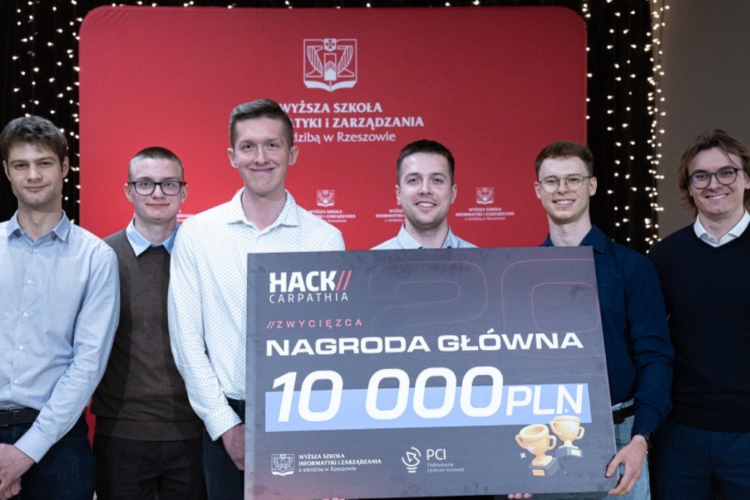 Na zdjęciu: członkowie zespołu CombAIns z nagrodą w Hack Carpathia 2026