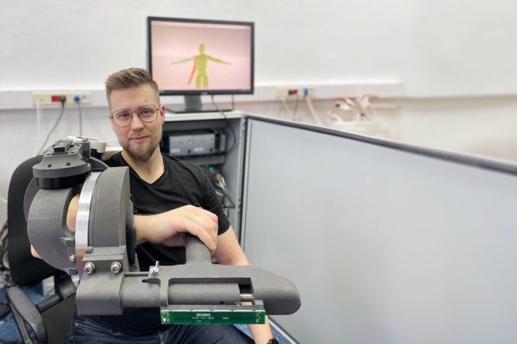 Na zdjęciu: Piotr Falkowski i jego projekt - egzoszkielet