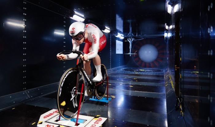 Zdjęcie kolarza na rowerze w tunelu aerodynamicznym