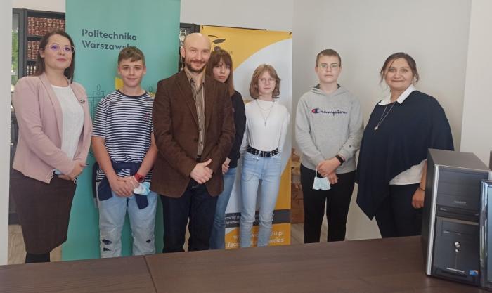 Zdjęcie Prorektora ds. Studenckich, dyrekcji szkoły i uczniów