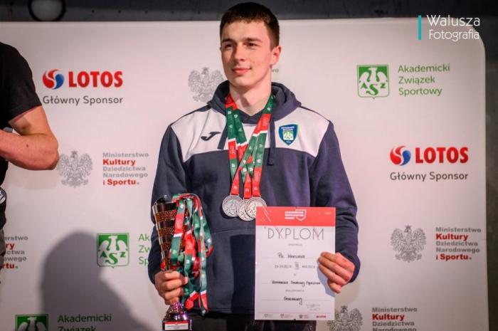 Zdjęcie studenta na podium zawodów