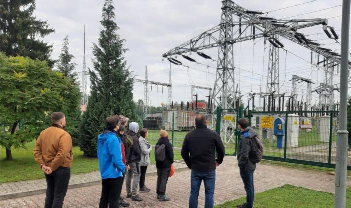 Zdjęcie studentów na terenie elektrowni