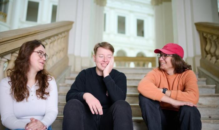 Zdjęcie studentów siedzących na schodach w Gmachu Głównym Politechniki Warszawskiej