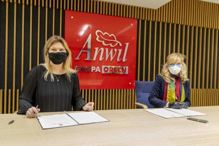 Prorektor ds. Filii w Płocku - dr hab. inż. Renata Walczak, prof. uczelni i Prezes Zarządu ANWIL Agnieszka Żyro podpisują umowę