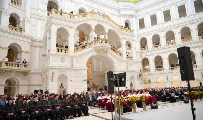 Zdjęcie uczestników inauguracji w Dużej Auli w Gmachu Głównym Politechniki Warszawskiej