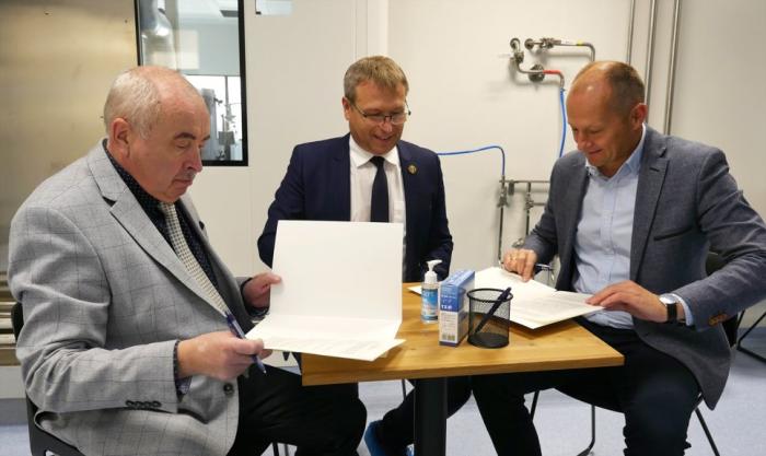 Zdjęcie Prorektora ds. Rozwoju prof. Adama Woźniaka, prezesa zarządu firmy POLFA S.A. oraz członka zarządu Tomasza Walickiego podczas podpisywania umowy