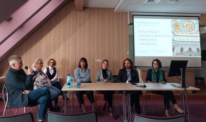 Zdjęcie pracowników Politechniki Warszawskiej podczas prezentacji 