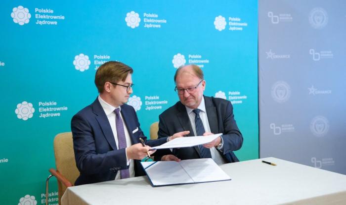 Łukasz Młynarkiewicz, p. o. prezesa Polskich Elektrowni Jądrowych oraz prof. Krzysztof Zaremba, Rektor PW podpisujący umowę