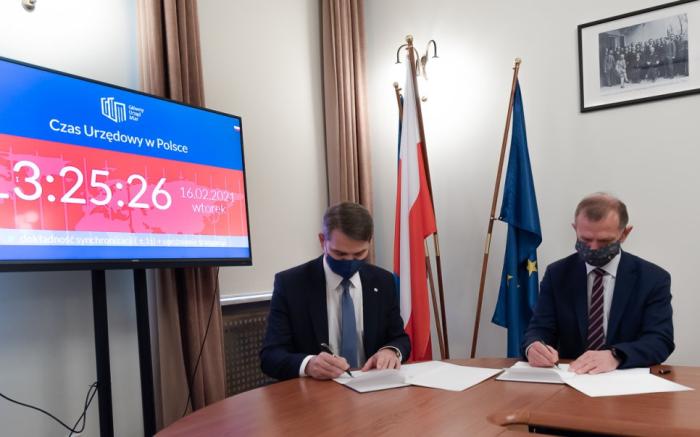 Zdjęcie dwóch osób podpisujących porozumienie