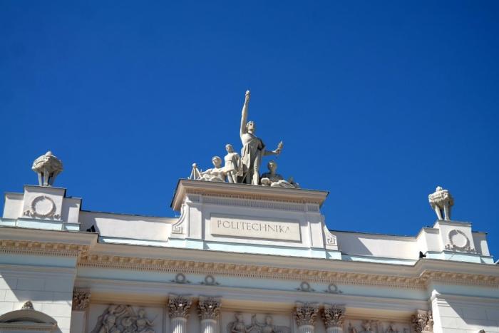 Zdjęcie alegorii nad Gmachem Głównym PW