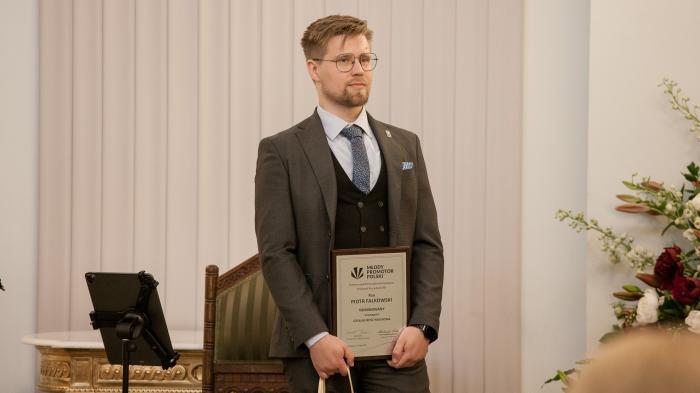 Na zdjęciu Piotr Falkowski z dyplomem nominowanego w konkursie „Młody Promotor Polski”