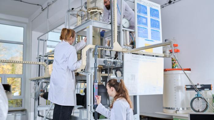 Na zdjęciu trzy osoby przy instalacji do inżynierii chemicznej i procesowej