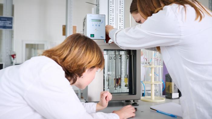 Studentki w laboratorium chemicznym