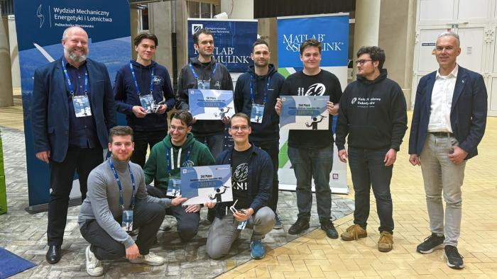 Na zdjęciu zespoły z Politechniki Warszawskiej nagrodzone w konkursie MathWorks Minidrone Competition 2025