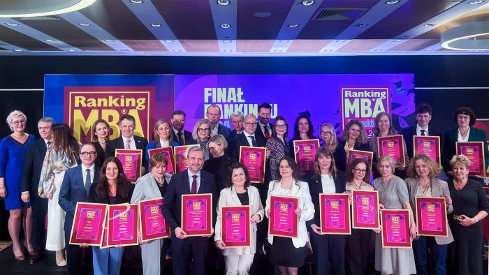 Na zdjęciu grupa osób - przedstawiciele uczelni, które prowadzą najlepsze studia MBA w Polsce