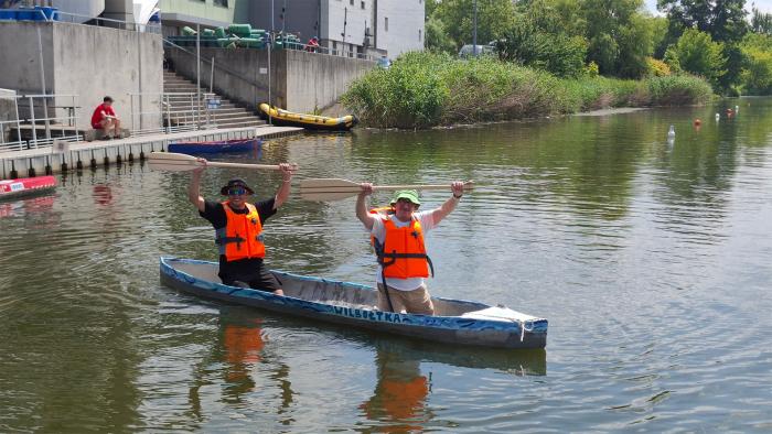 Na zdjęciu jeden ze studentów i prof. Andrzej Garbacz, Dziekan Wydziału Inżynierii Lądowej płyną WILBołtką