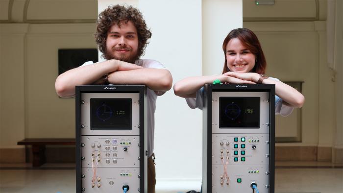 Student i studentka stoją przy rzy stanowisku kubitowym podczas Drzwi Otwartych 2025