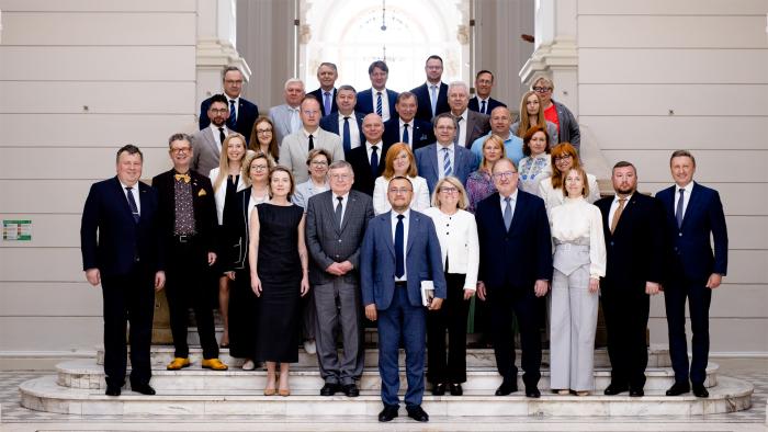 Na zdjęciu grupa osób stojących w Gmachu Głównym Politechniki Warszawskiej