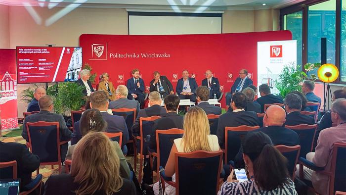 Na zdjęciu uczestnicy panelu „Rola uczelni w rozwoju AI dla strategicznych potrzeb państwa” podczas Forum Ekonomicznego w Karpaczu