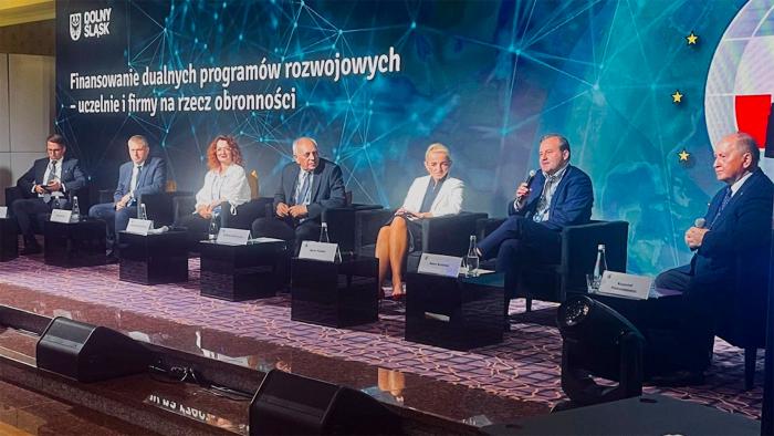 Na zdjęciu uczestnicy panelu „Finansowanie dualnych programów rozwojowych – uczelnie i firmy na rzecz obronności” podczas Forum Ekonomicznego w Karpaczu