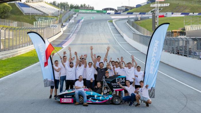 Zespół Proton Dynamic ze swoim bolidem na torze wyścigowym w Austrii