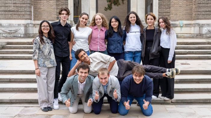 Na zdjęciu jedenaście osób w dwóch rzędach na tle schodów