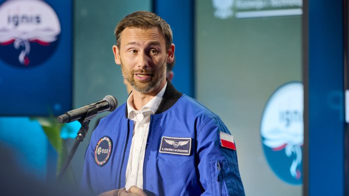 Na zdjęciu Sławosz Uznański-Wiśniewski podczas konferencji prasowej zapowiadającej trasę "Polska sięga gwiazd"