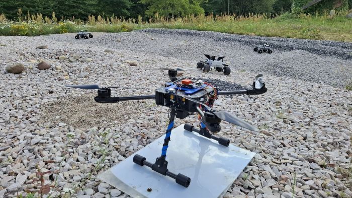 Na zdjęciu dron i łaziki marsjańskie podczas testów w ośrodku CENAGIS w Józefosławiu