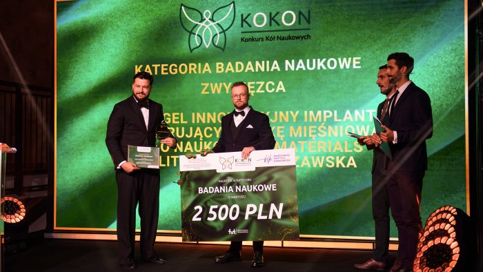 Na zdjęciu przedstawiciele KN Biomaterials odbierają nagrodę w konkursie KoKoN