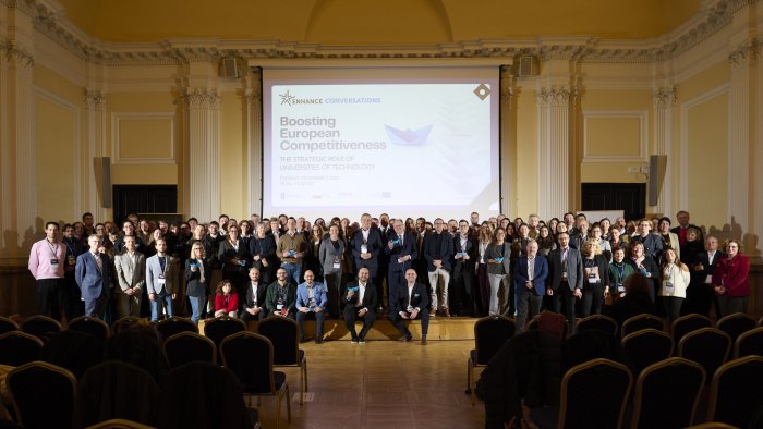 Na zdjęciu duża grupa osób w Małej Auli Gmachu Głównego - uczestnicy Uczestnicy panelu ENHANCE Conversations